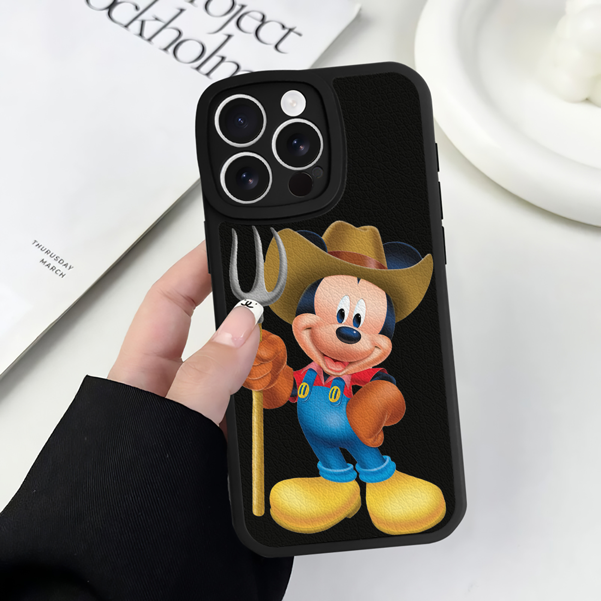 （画像用） ミッキーマウス Mickey Mouse 【iPhone 16シリーズ対応】シリコンスマホケース（レザー調） 材質：シリコン
